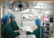 妇科医疗技术团队正在运用进口的腔镜设备为患者进行微创附件囊肿切除术