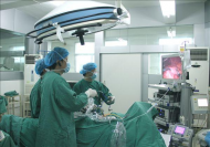 图为外科唐秀江主任（左3）及医疗团队为患者施行腹腔镜胃癌根治术