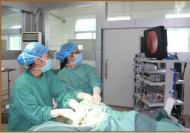 妇科医疗技术团队为患者施行腹腔镜下输卵管妊娠病灶切除术